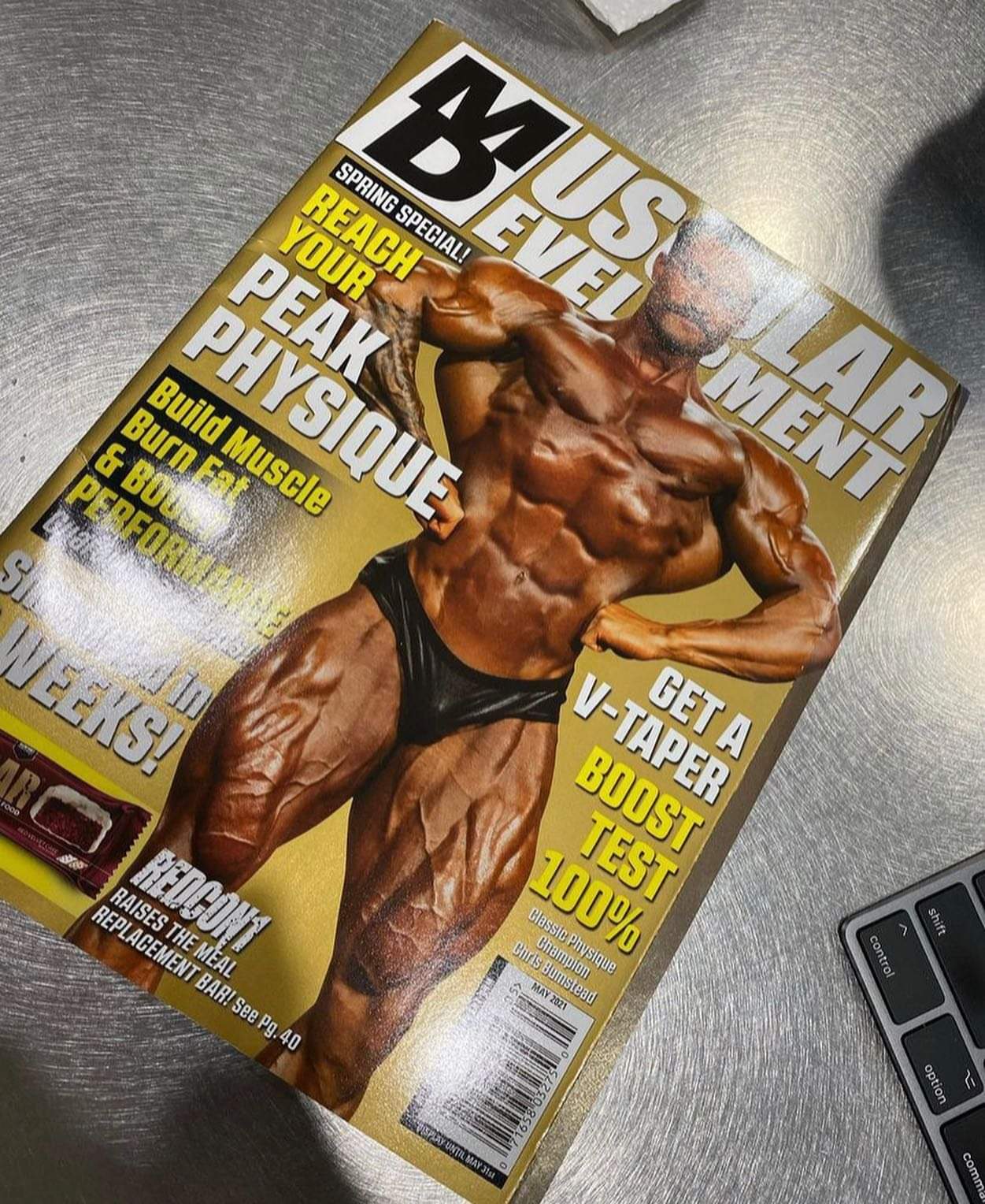 chris bumstead sulla cover della rivista muscular development di maggio 2021